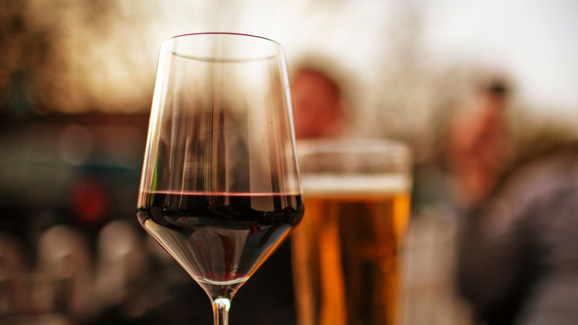 Đồ uống chứa chất kích thích là câu trả lời cho thắc mắc sốt phát ban kiêng gì