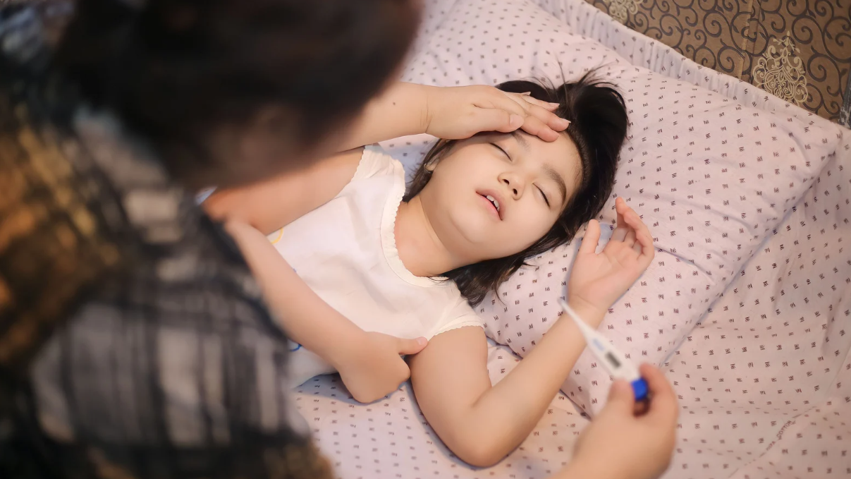 sot-sau-khi-tiem-vac-xin-nguyen-nhan-cach-xu-tri-va-luu-y-quan-trong 1.png