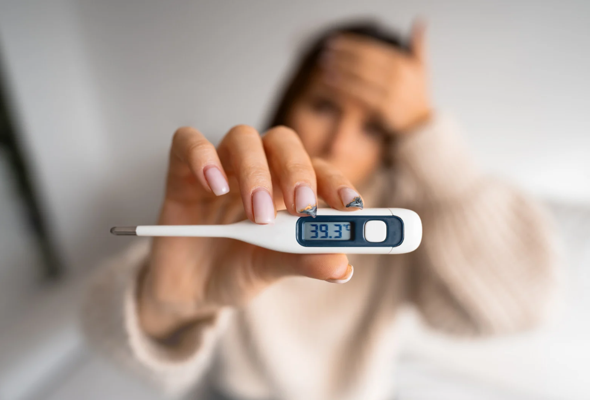 sot-sau-khi-tiem-vac-xin-nguyen-nhan-cach-xu-tri-va-luu-y-quan-trong 3.png