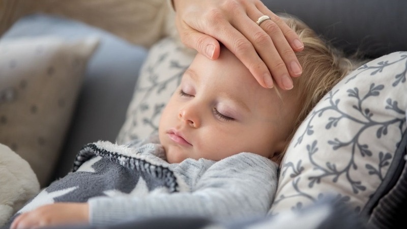 Nhanh chóng cho trẻ nhập viện nếu tình trạng sốt trên 39°C kéo dài