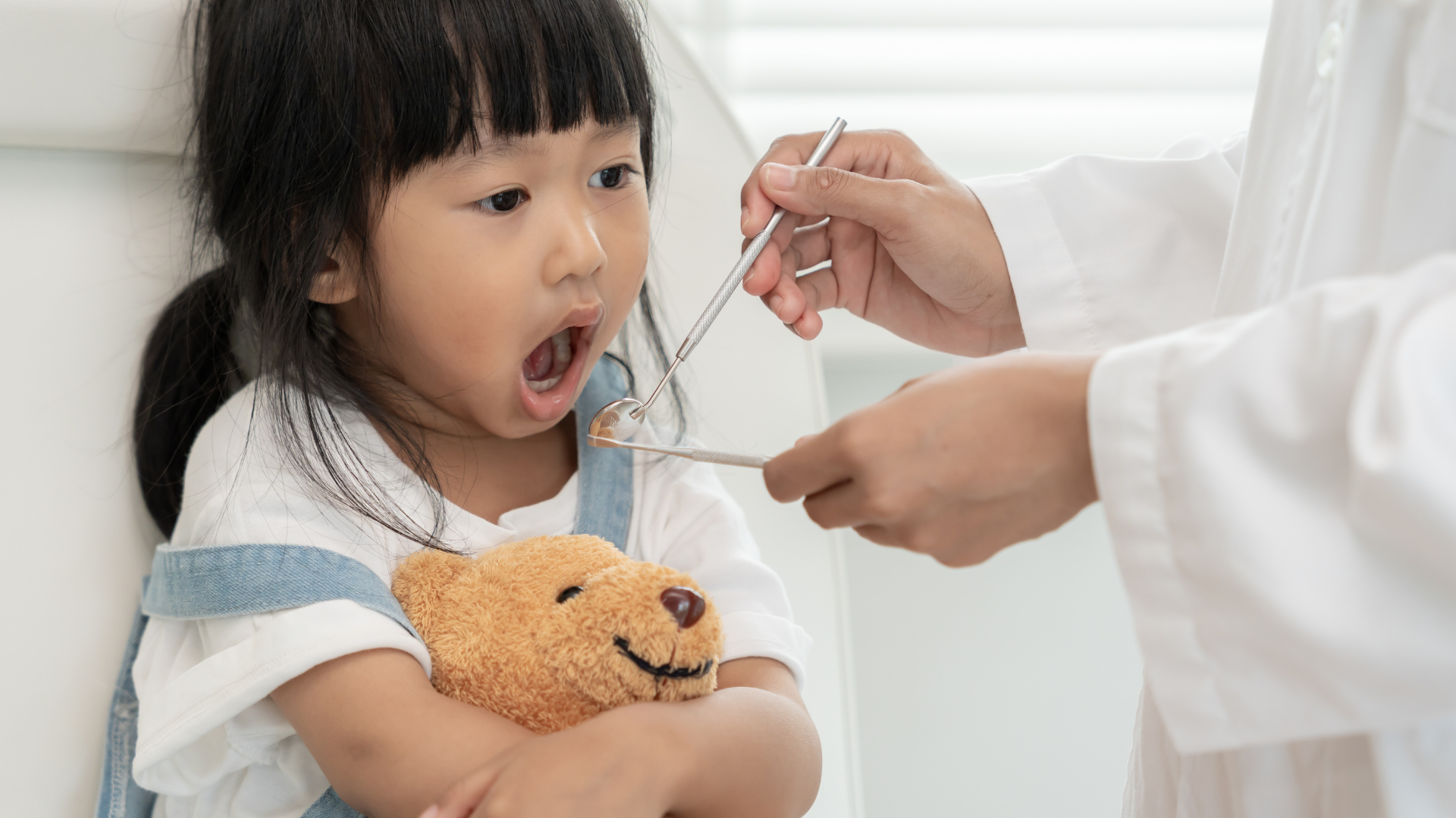 Không nên tự ý dùng kháng sinh khi trẻ bị viêm họng sốt