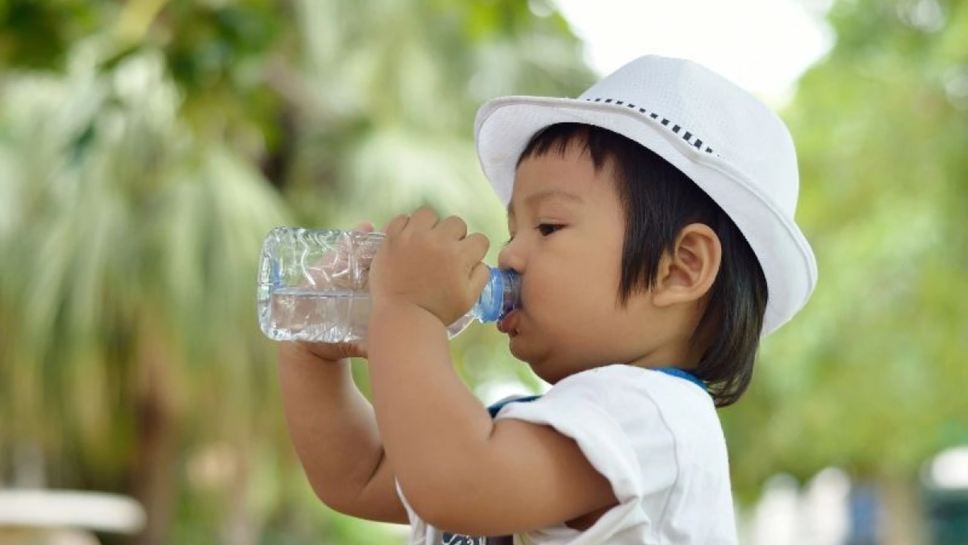 Hãy khuyến khích trẻ uống nhiều nước, nhất là khi sốt cao để tránh mất nước nguy hiểm
