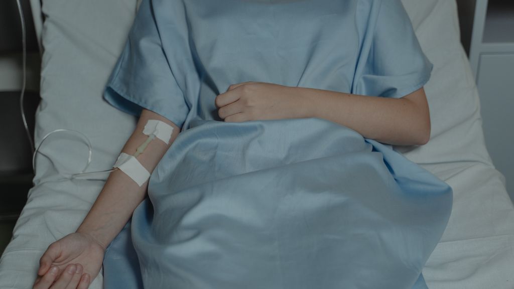 Một số dấu hiệu bệnh có thể trùng lặp, khiến nhiều người dễ nhầm lẫn với bệnh trĩ hoặc viêm hậu môn