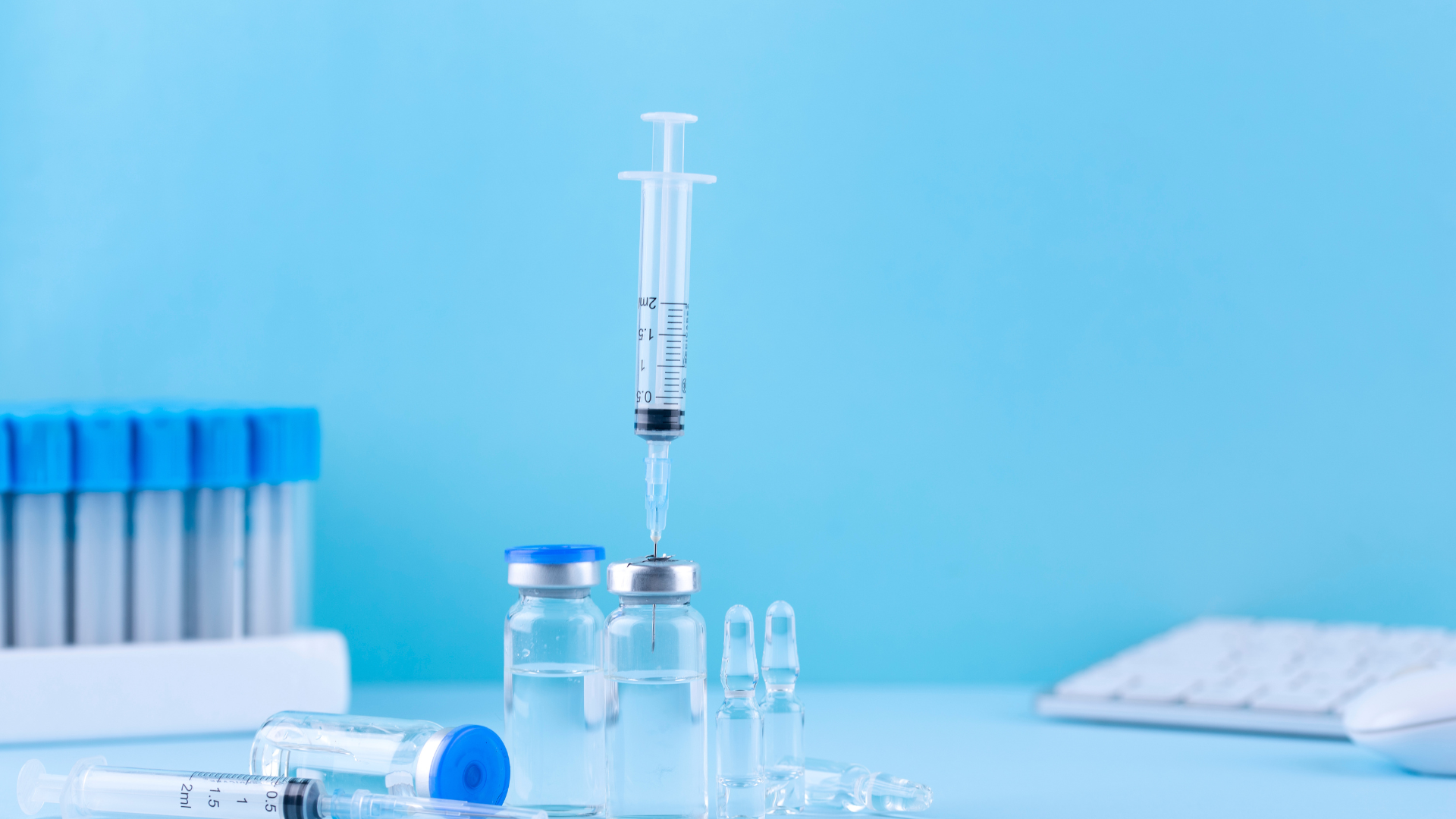 Nimenrix và Menactra là hai vắc xin phòng viêm não mô cầu phổ biến, khiến phụ huynh băn khoăn lựa chọn