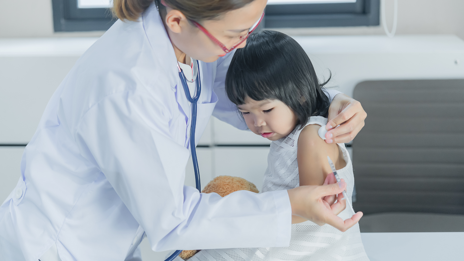 Khi tiêm vắc xin viêm não mô cầu, cần lưu ý tiêm đúng lịch để đạt hiệu quả bảo vệ tối ưu