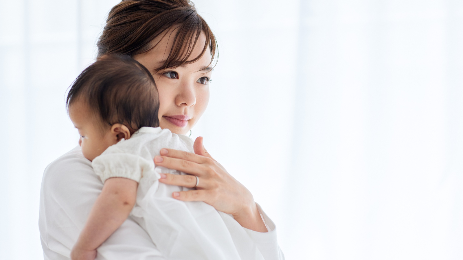 Sự vỗ về dịu nhẹ giúp bé dễ chìm vào giấc ngủ