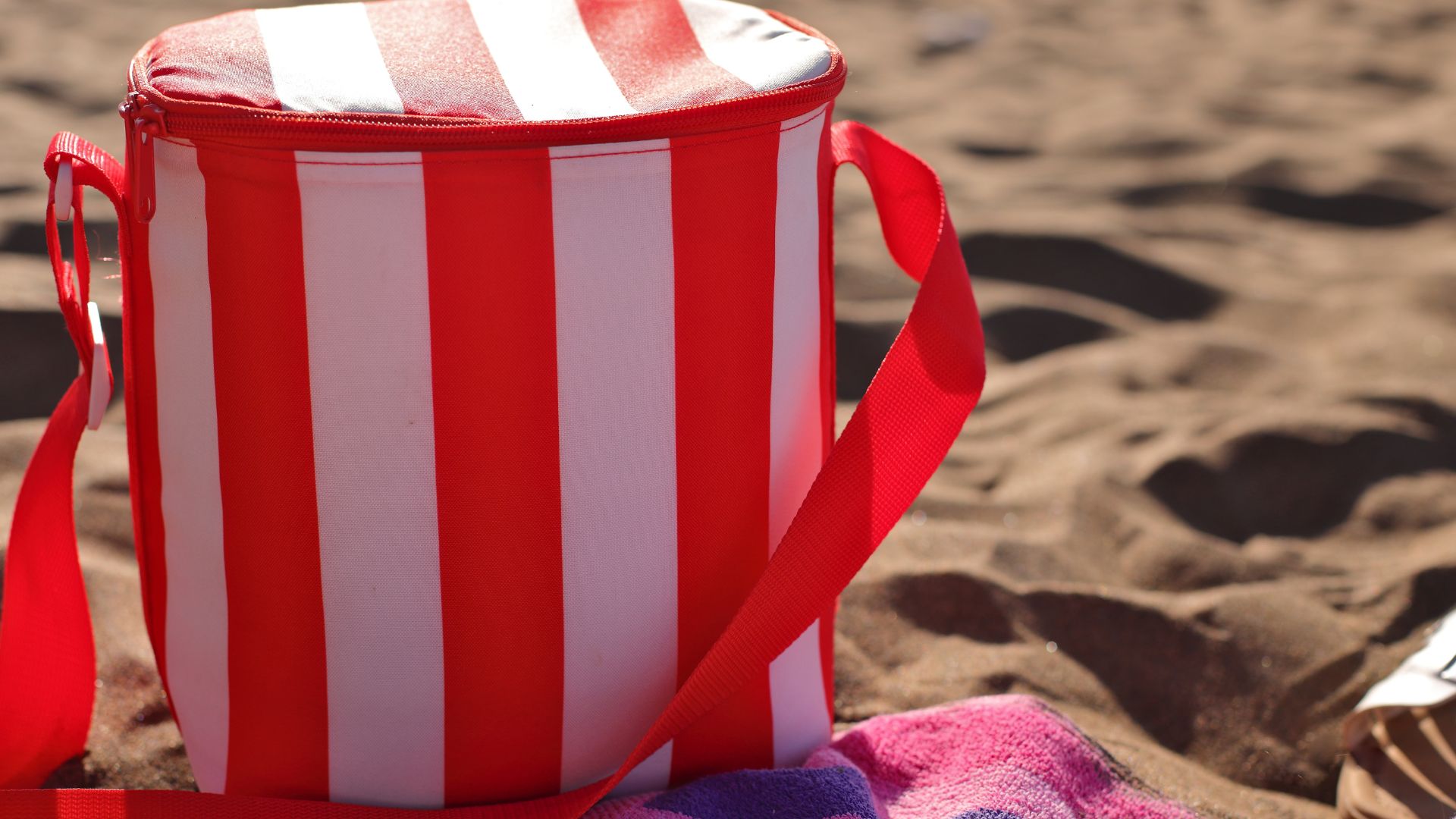 Sử dụng túi giữ nhiệt để đảm bảo nhiệt độ ổn định, giúp bảo quản sữa chua bên ngoài được lâu hơn