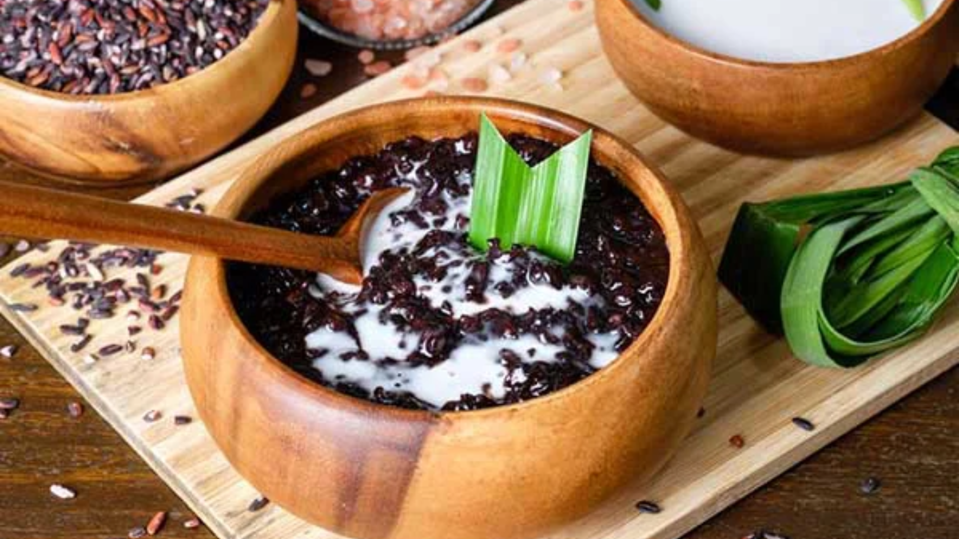 Một phần sữa chua nếp cẩm thông thường với khối lượng khoảng từ 150 đến 200g cung cấp khoảng từ 180 đến 250 kcal