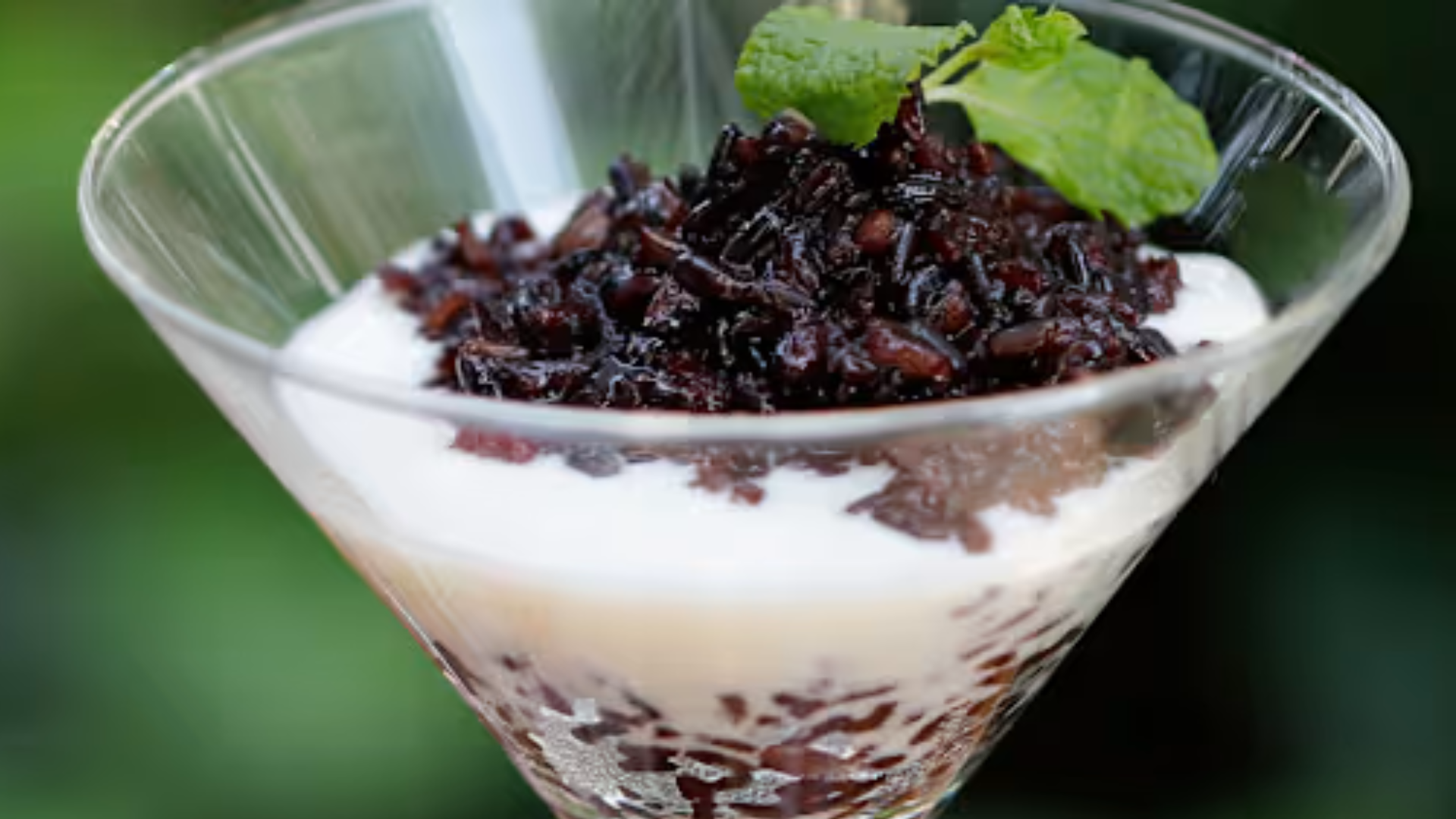 Nếu ăn đúng khẩu phần khoảng một ly mỗi ngày trong khuôn khổ chế độ ăn cân bằng, sữa chua nếp cẩm không gây tăng cân