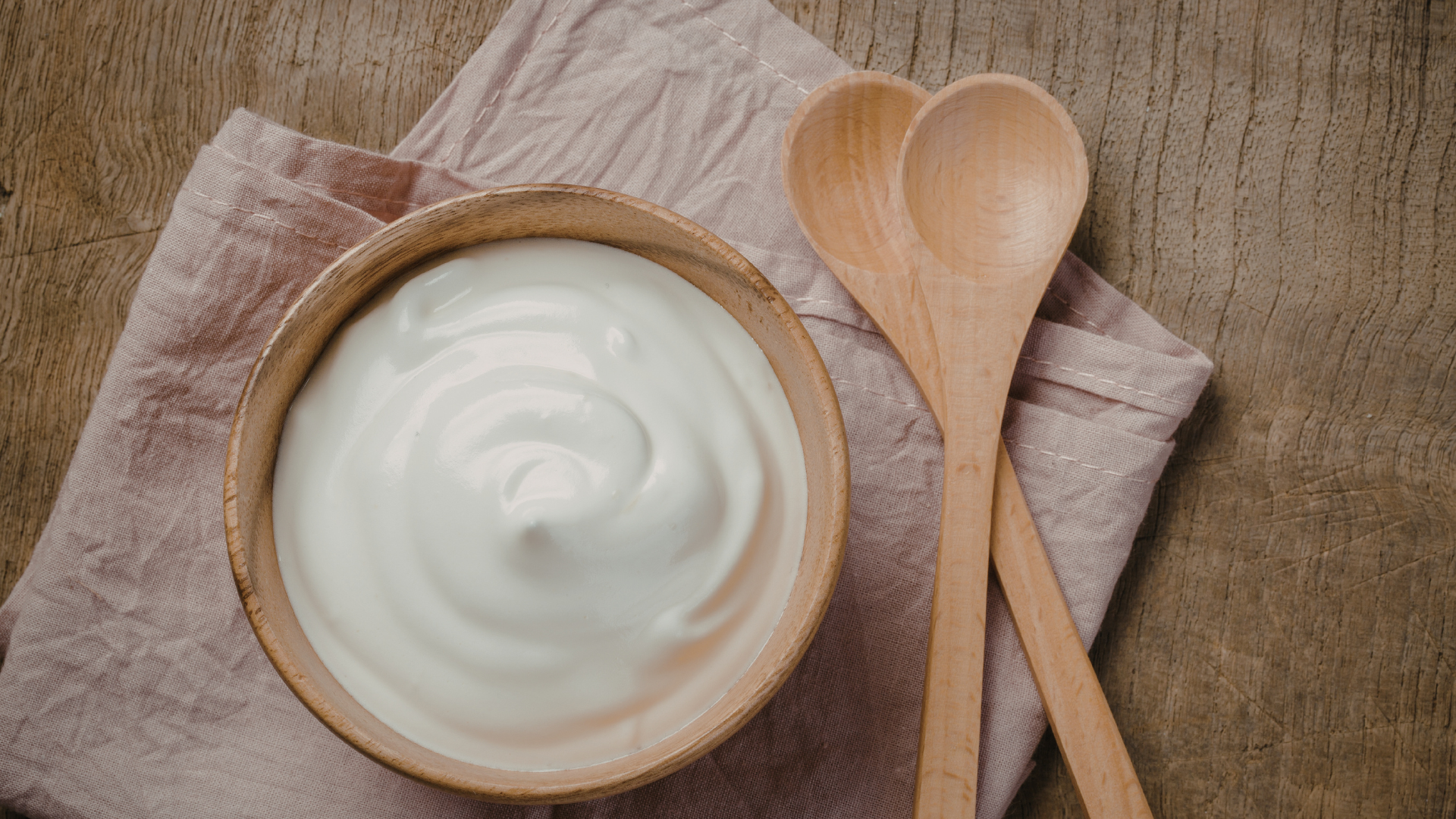 Men vi sinh trong sữa chua hỗ trợ hệ tiêu hóa hoạt động trơn tru, giúp giảm táo bón và cải thiện sức khỏe đường ruột hiệu quả