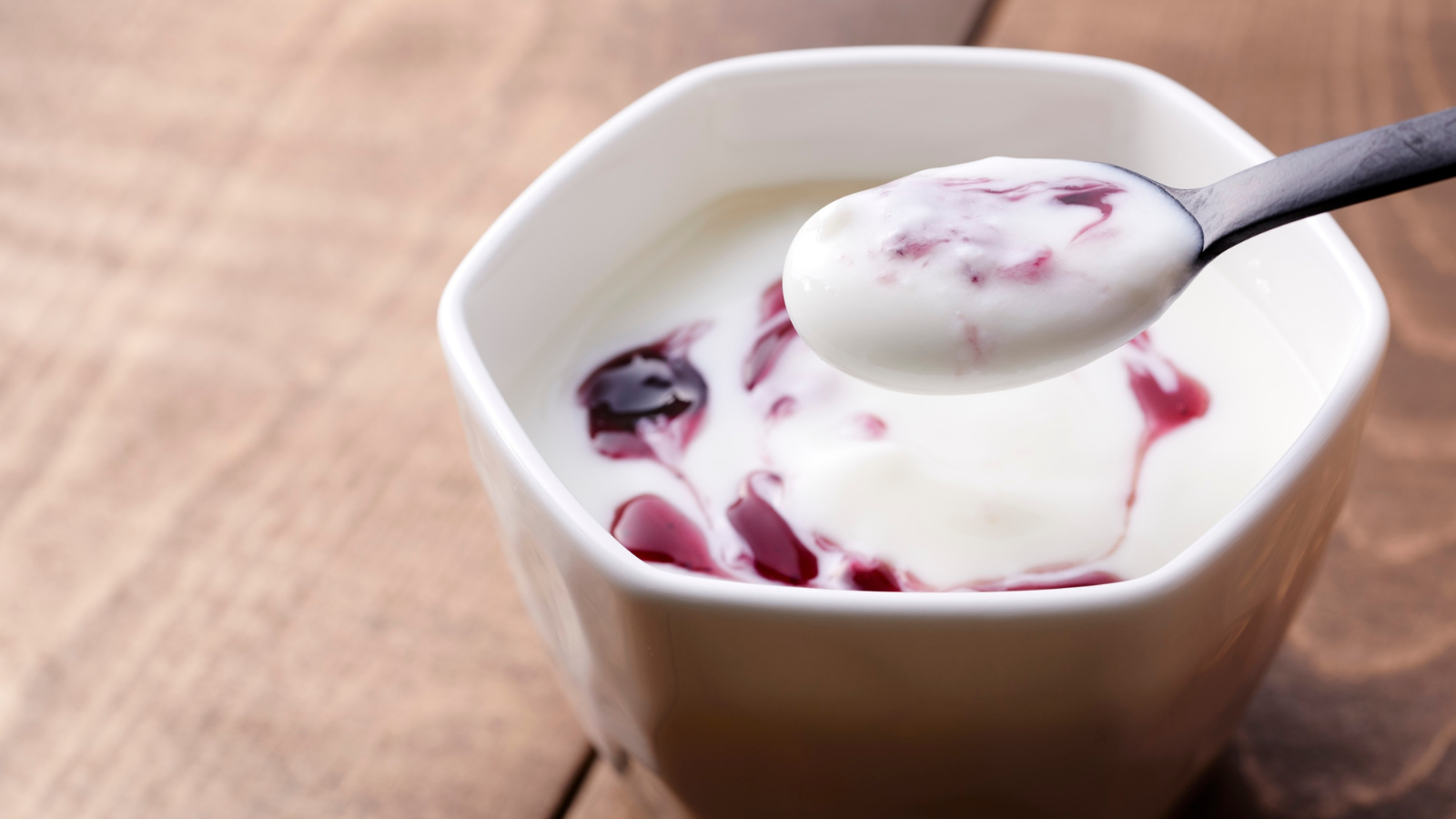 Bầu ăn sữa chua nếp cẩm được không? Sữa chua nếp cẩm cung cấp nhiều vitamin, khoáng chất cho mẹ bầu