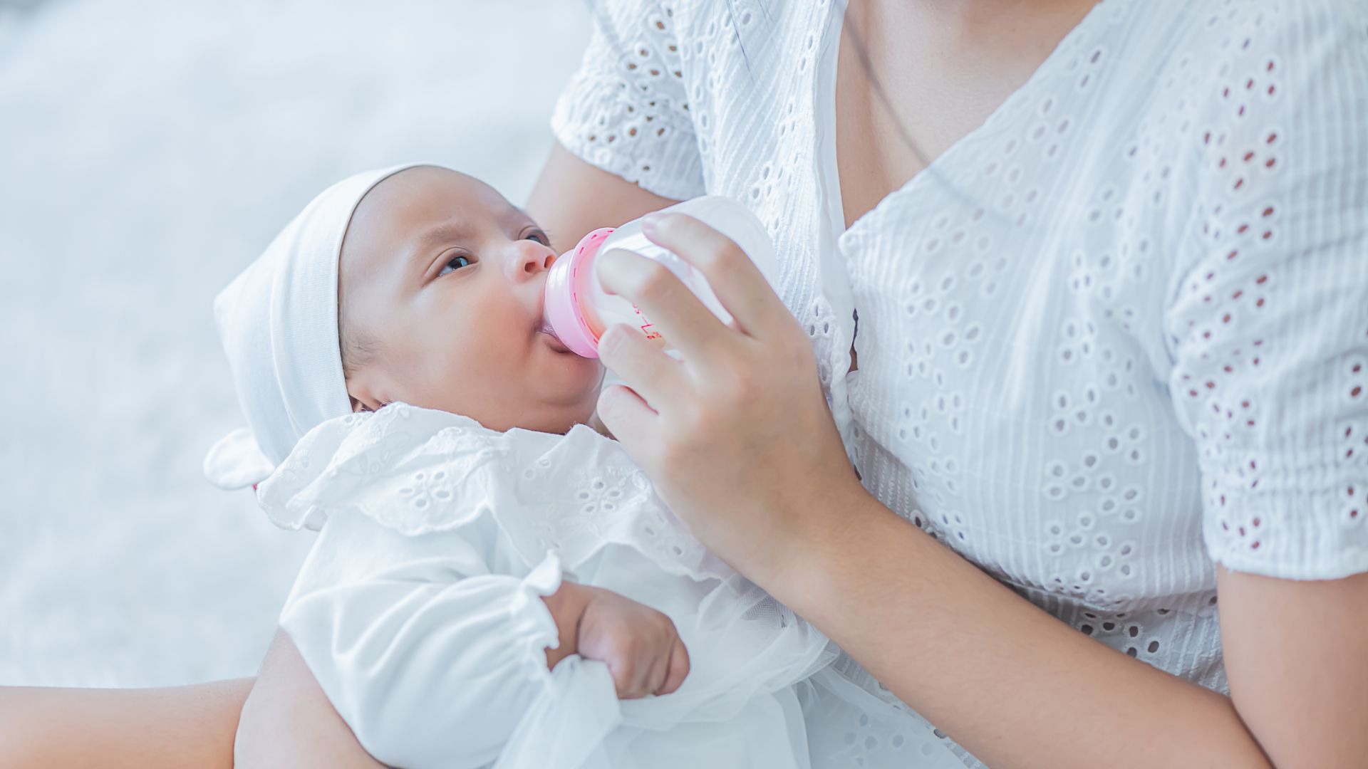 Lượng sữa dư sau khi trẻ bú cần được loại bỏ trong vòng 1 giờ và không nên cho trẻ bú lại