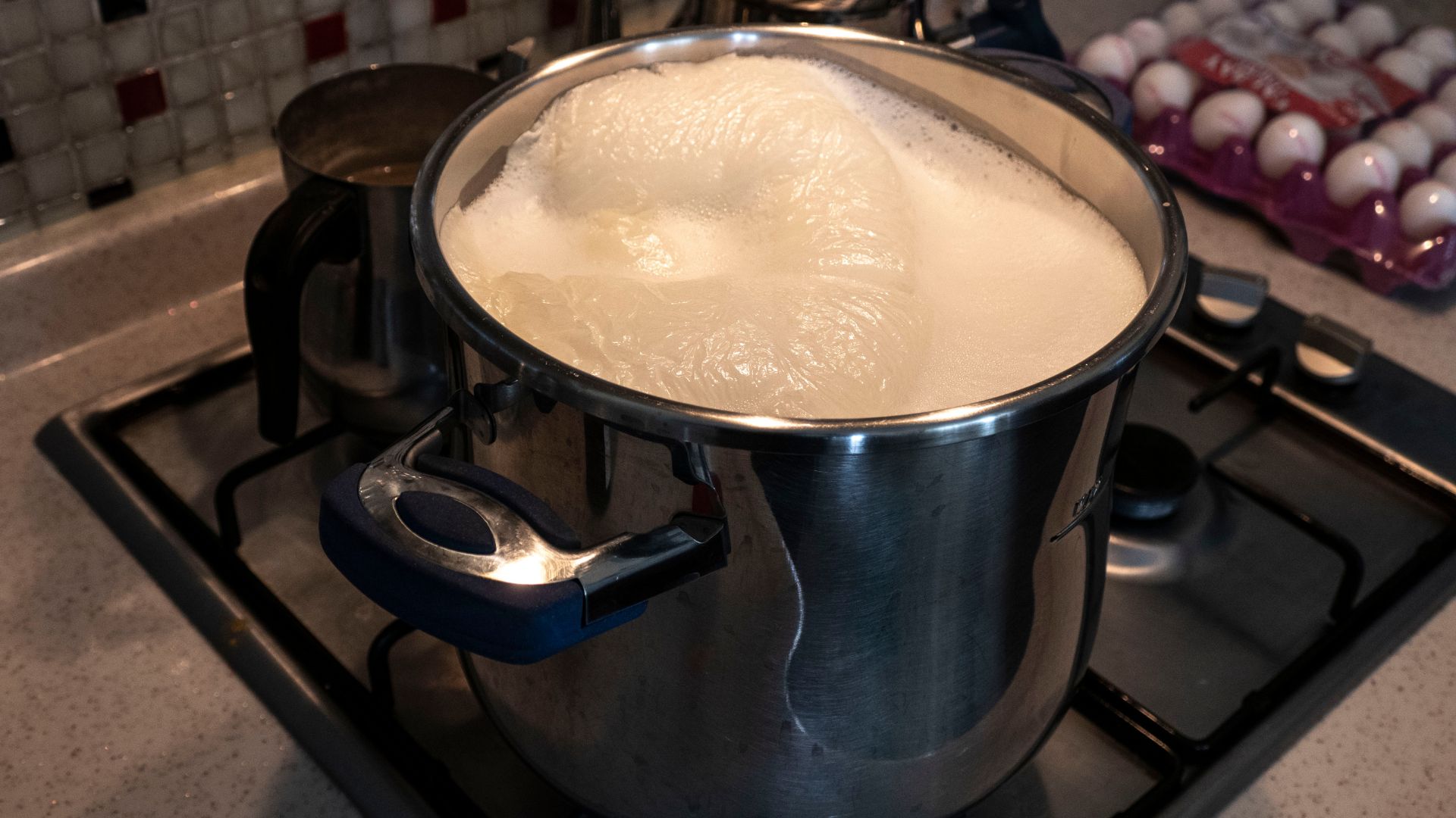 Không nên đun sôi sữa không đường quá mức vì có thể làm giảm chất lượng dinh dưỡng trong sữa