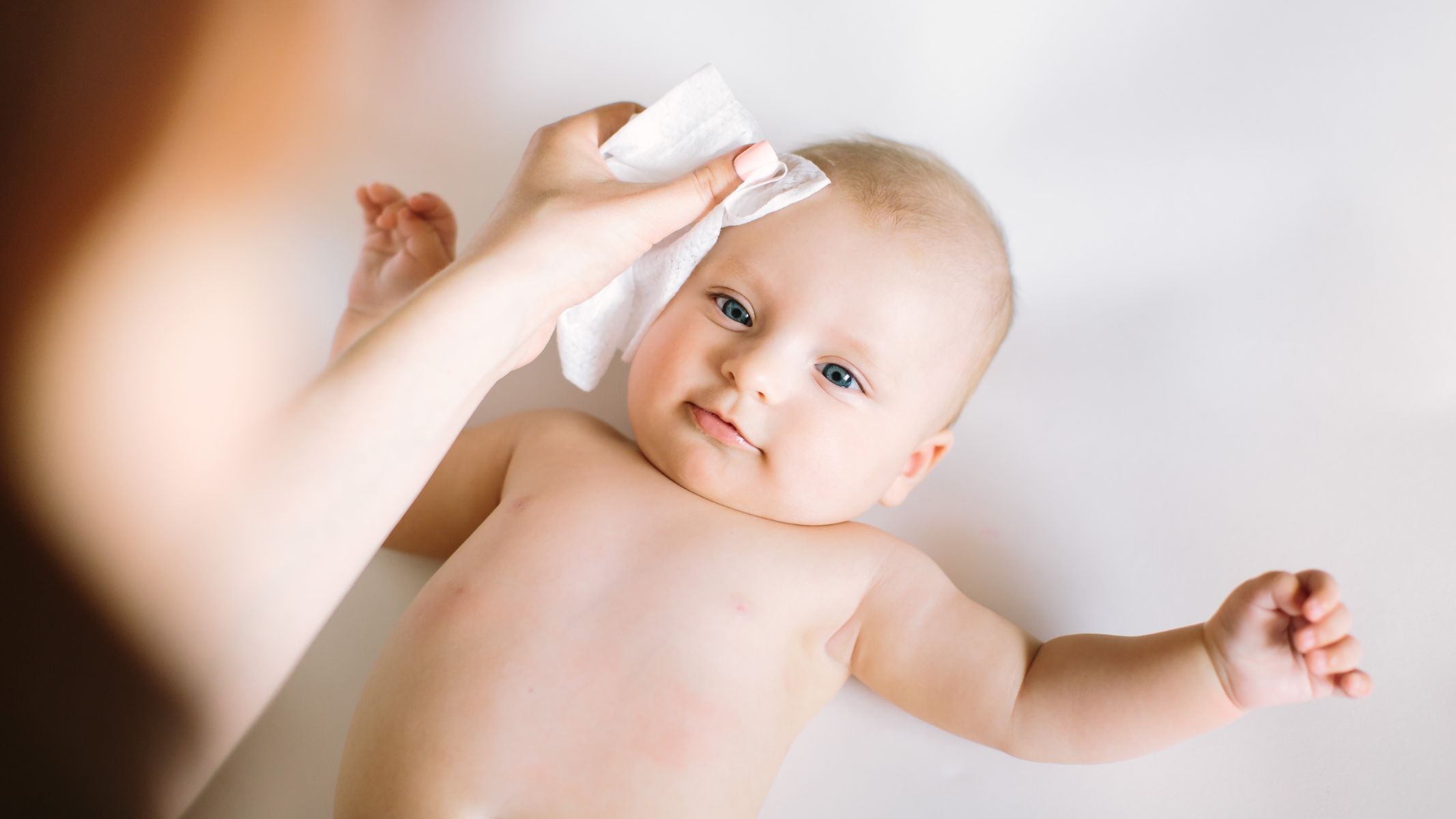 Sữa mẹ bắn vào mắt trẻ có sao không? Giải đáp chi tiết 4