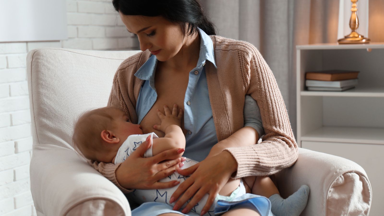 Mẹ có thể cải thiện hương vị sữa bằng cách ăn uống lành mạnh, uống đủ nước, tránh thực phẩm gây mùi