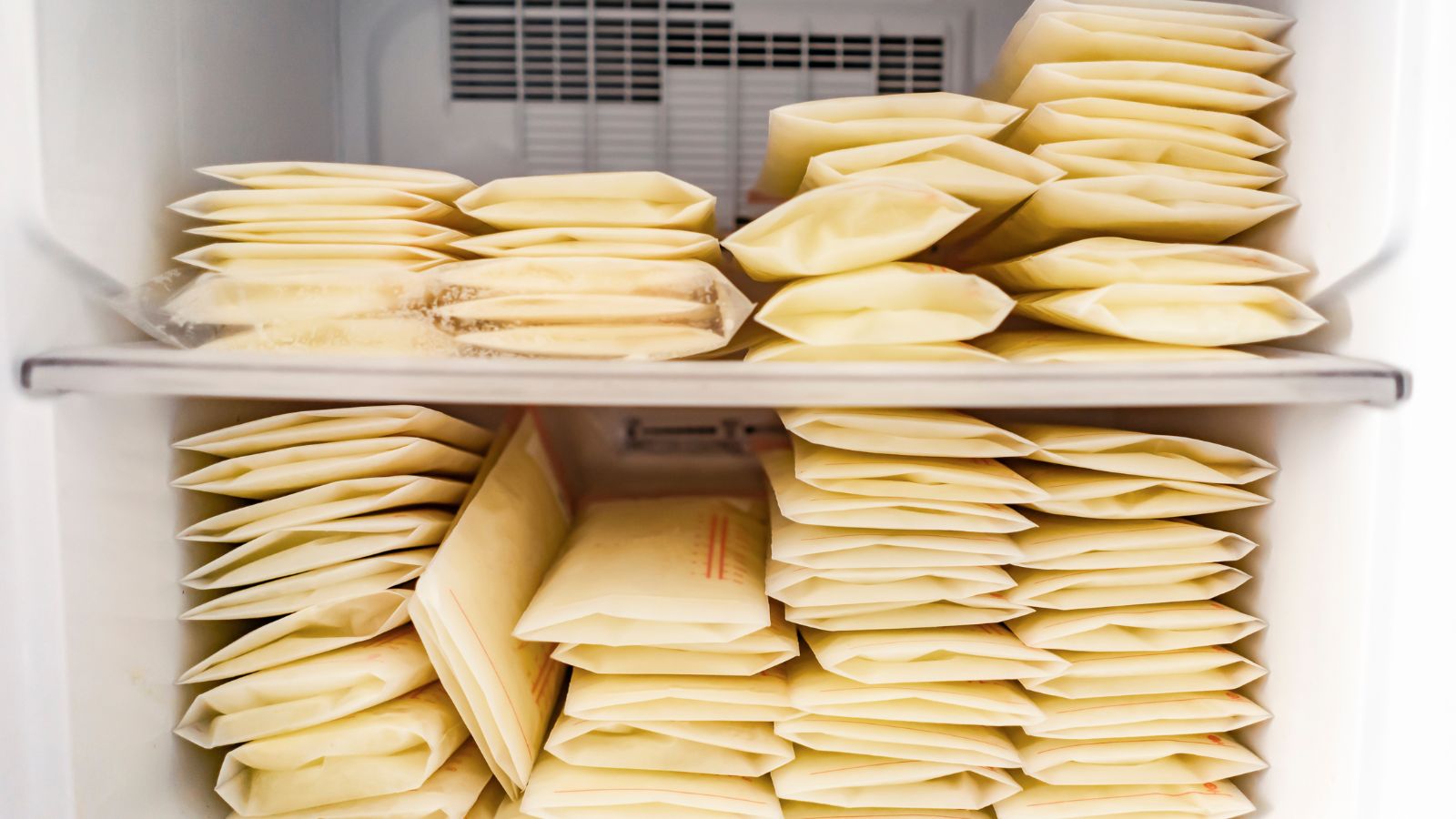 Bảo quản sữa mẹ trong tủ lạnh hoặc tủ đông giúp giữ được dưỡng chất và an toàn cho bé