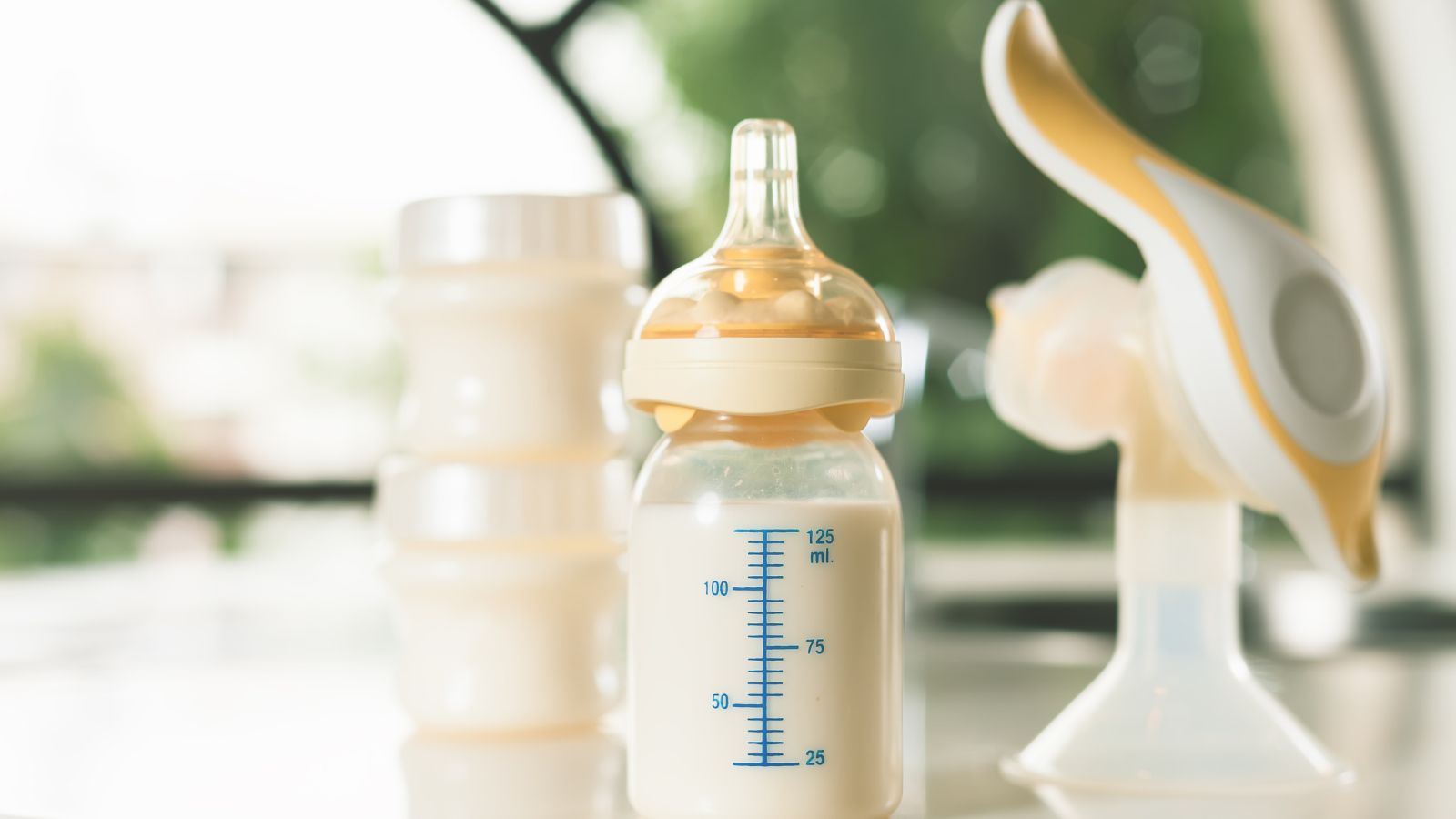 Sữa mẹ để ngoài được bao lâu là thắc mắc thường gặp của nhiều phụ huynh khi bảo quản sữa cho bé