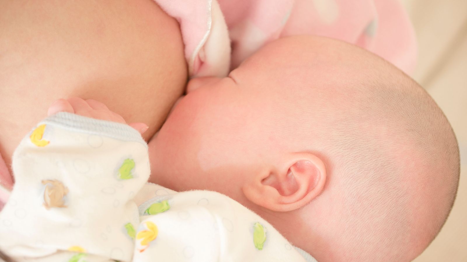 Nhiều mẹ thường thắc mắc sữa mẹ có vị gì và câu trả lời là vị ngọt nhẹ, hơi béo, giống nước gạo rang