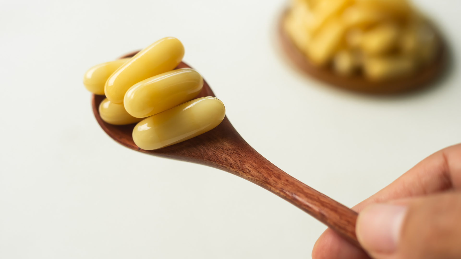 Mặc dù sữa ong chúa là sản phẩm có nguồn gốc tự nhiên, nhưng không phải ai cũng phù hợp để sử dụng