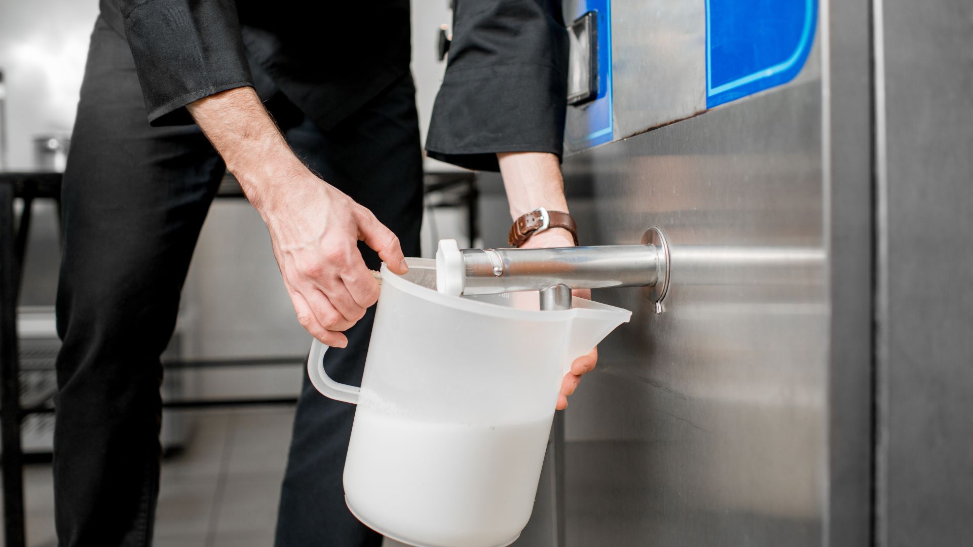 Vì sữa tươi đã qua thanh trùng có hạn sử dụng ngắn nên khi sử dụng bạn cần kiểm tra kĩ sản phẩm