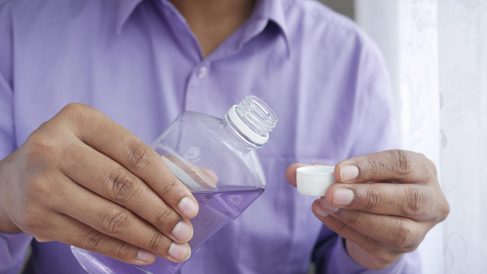 Súc họng bằng nước muối sinh lý giúp ngăn ngừa viêm amidan quá phát độ 2 tái phát