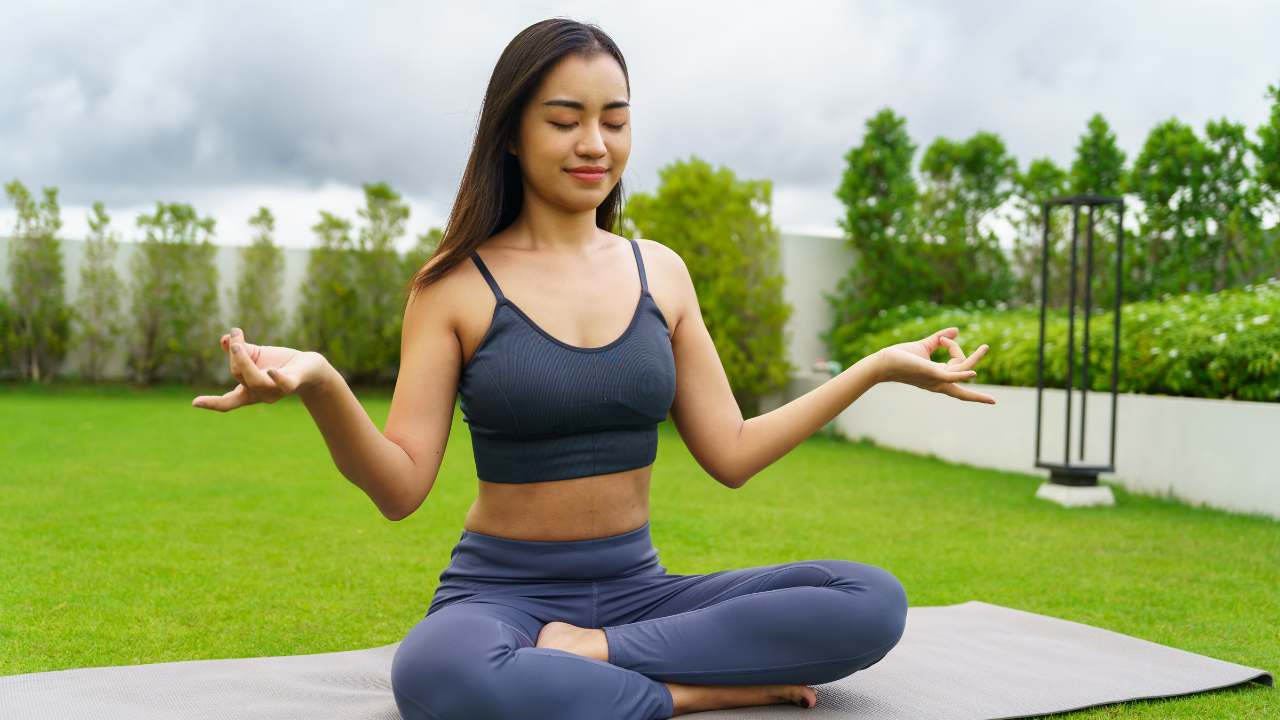 Dành thời gian thư giãn tâm trí bằng thiền, hít thở sâu, đọc sách hoặc viết nhật ký