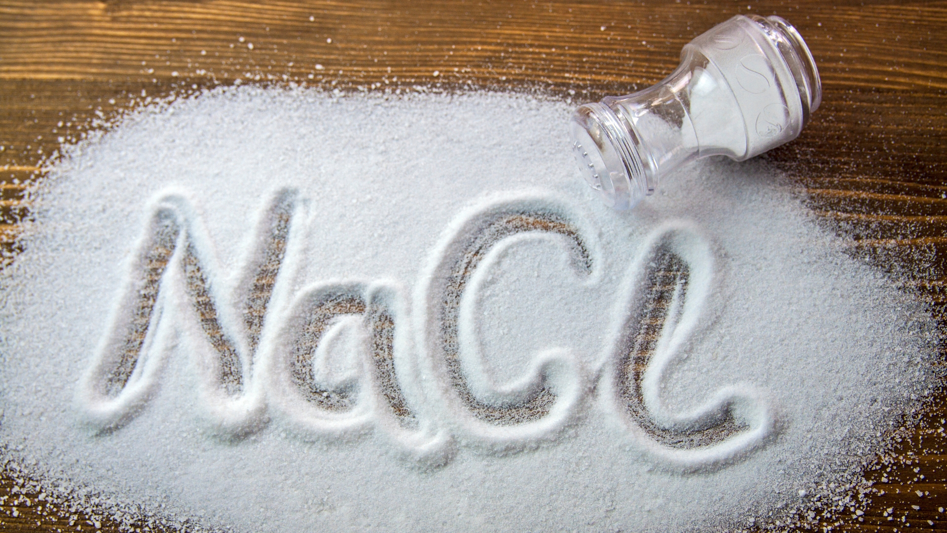 Tự pha nước muối tại nhà cũng là một lựa chọn phổ biến, tuy nhiên cần lưu ý pha đúng tỉ lệ để tránh tác dụng ngược gây hại răng miệng