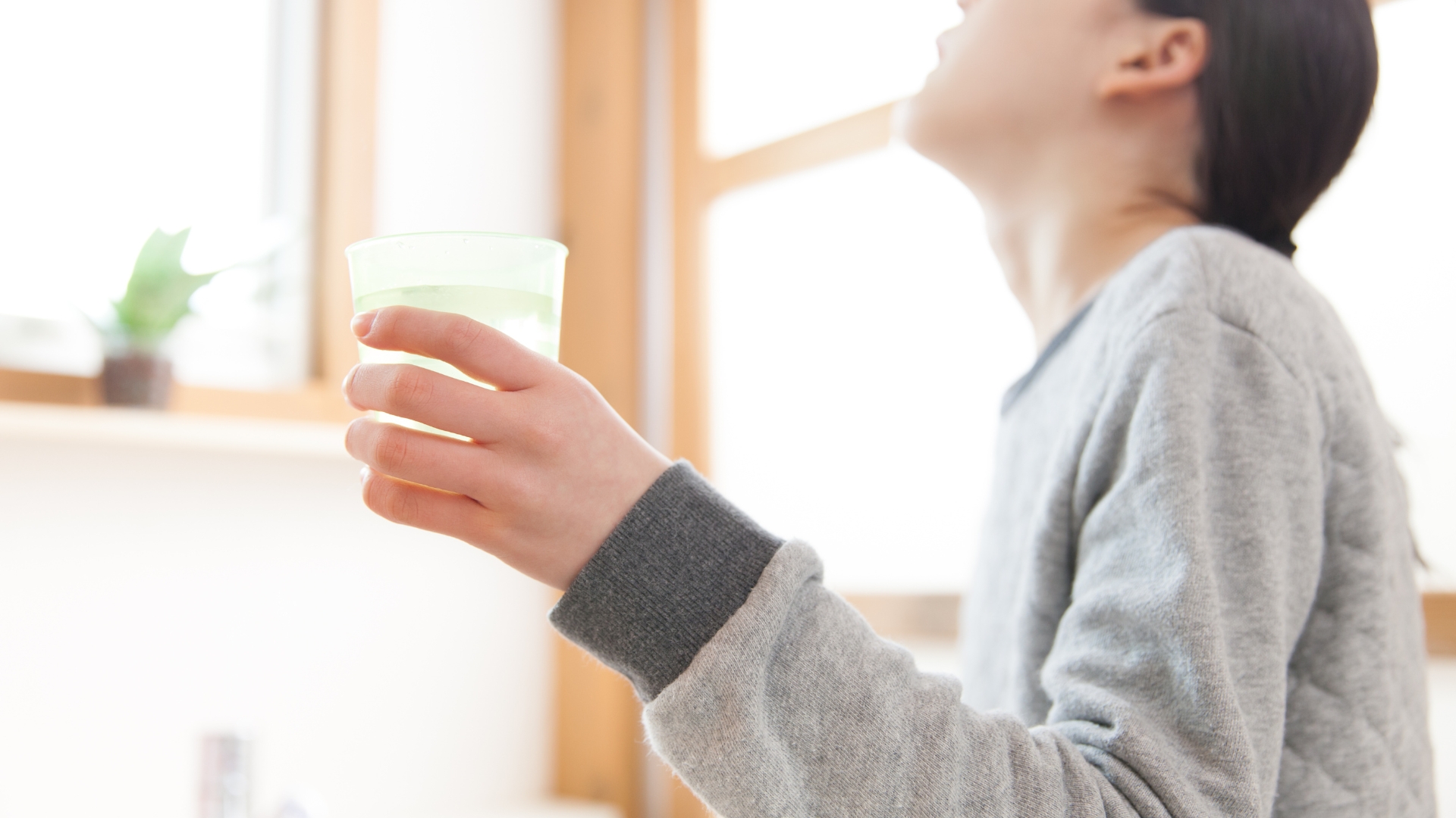 Súc sâu vùng họng giúp làm sạch cả vùng cổ họng và giảm nguy cơ viêm họng