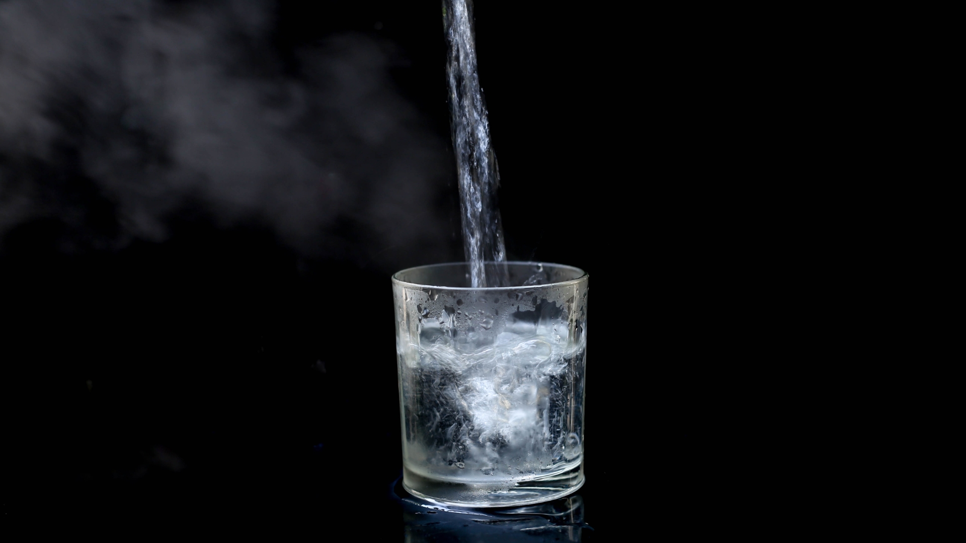 Không dùng nước muối quá nóng để tránh làm bỏng niêm mạc hoặc khiến răng nhạy cảm hơn