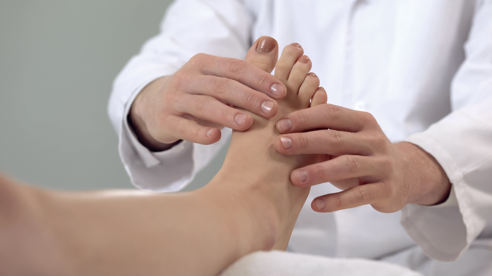 Sùi mào gà ở chân là do đâu?