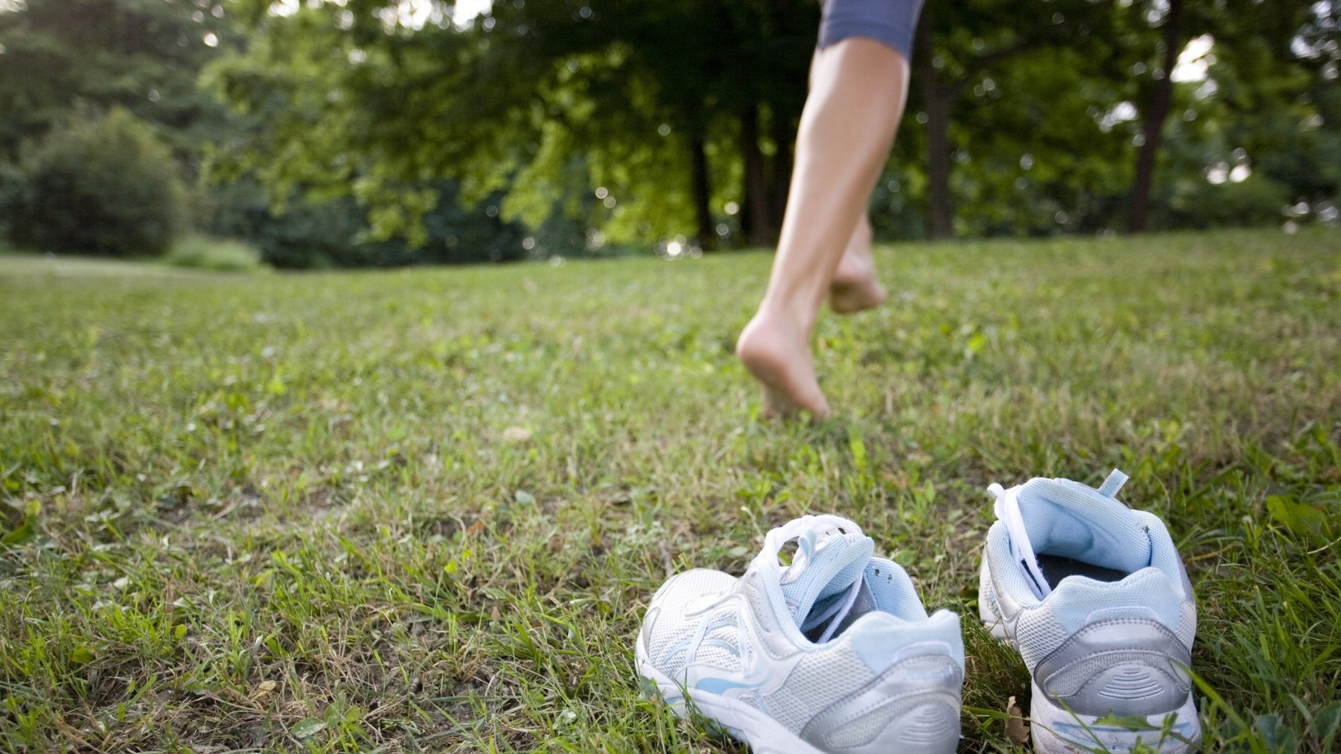 Không đi chân trần ở những nơi ẩm ướt