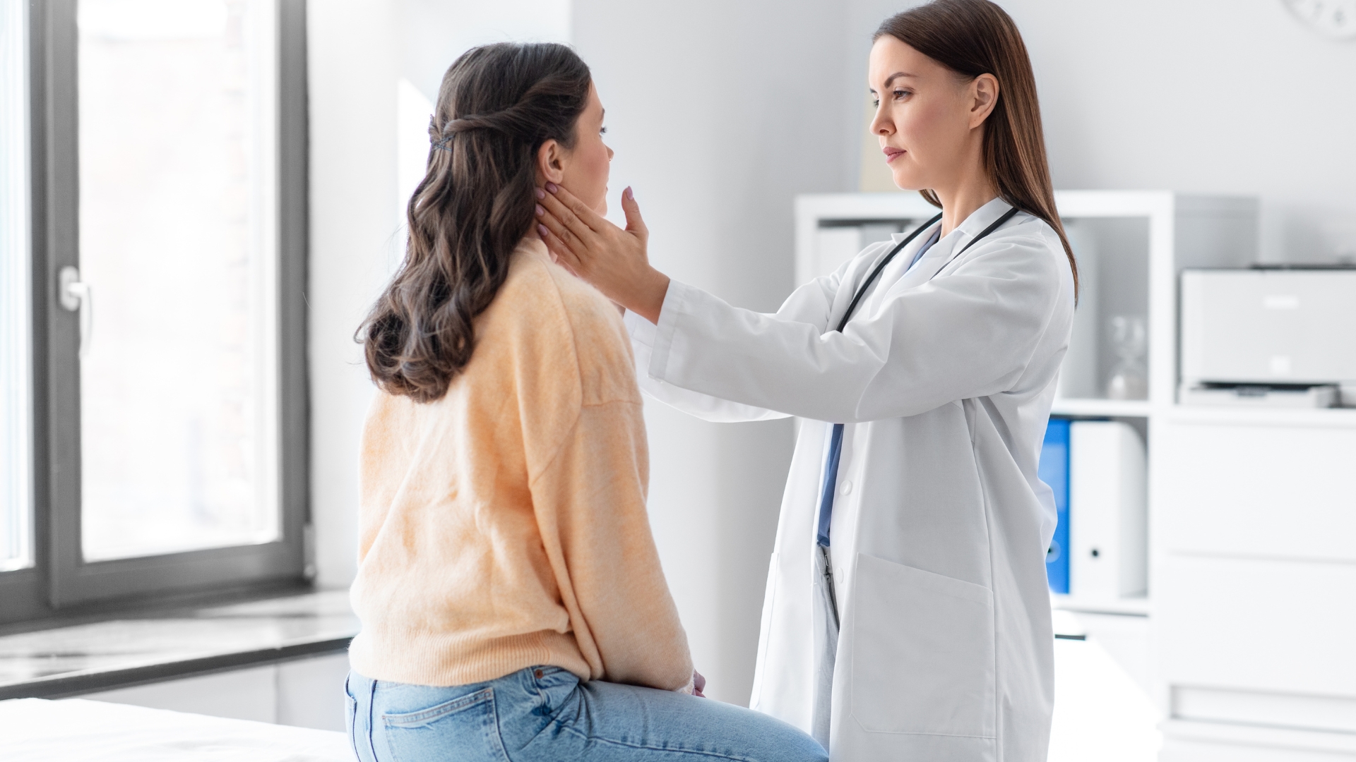 Nếu hạch sưng kéo dài, không giảm kích thước hoặc kèm theo các triệu chứng như sốt kéo dài, sút cân, mệt mỏi, cần được thăm khám chuyên sâu