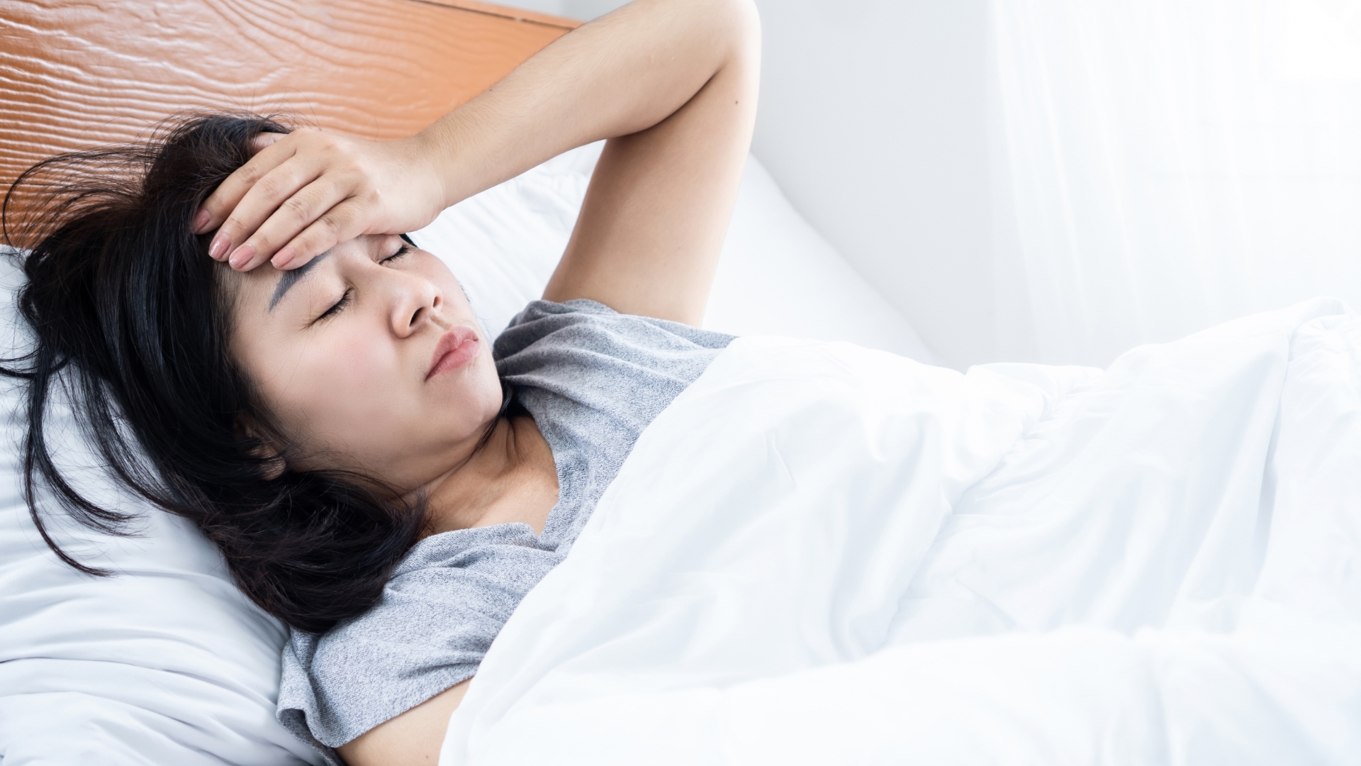 Ngoài sưng hạch, người bệnh có thể gặp thêm các dấu hiệu như sốt nhẹ kéo dài, đổ mồ hôi đêm, sút cân không rõ nguyên nhân hoặc mệt mỏi