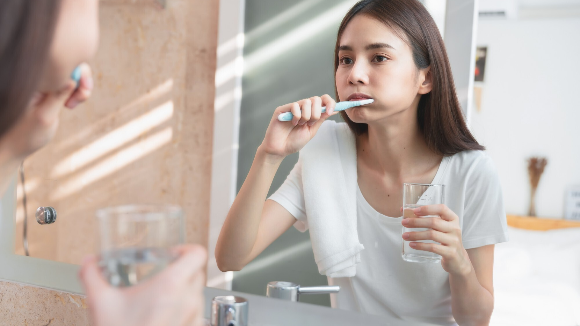 Chải răng quá mạnh, dùng bàn chải lông cứng có thể khiến lợi bị tổn thương và sưng lên