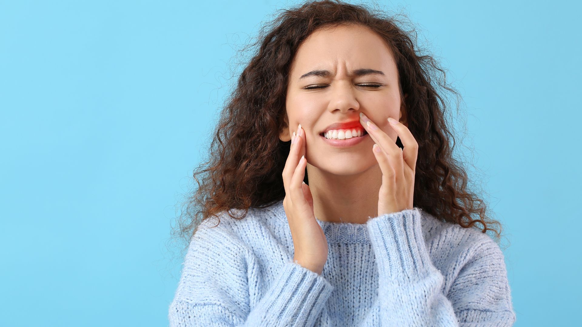 Tình trạng sưng lợi răng cửa thường bắt nguồn từ nhiều nguyên nhân