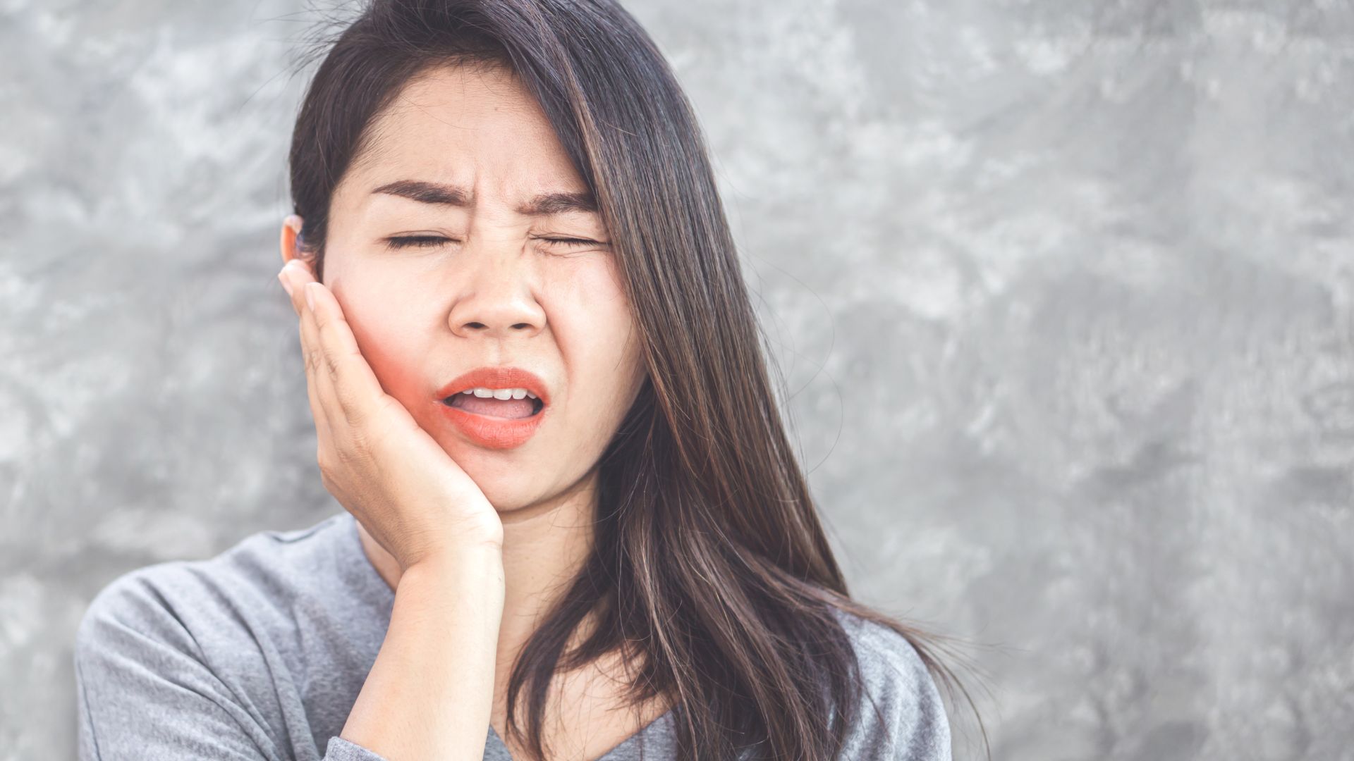 Sưng nướu thường đi kèm với các triệu chứng dễ nhận biết như sưng tấy, chảy máu,...