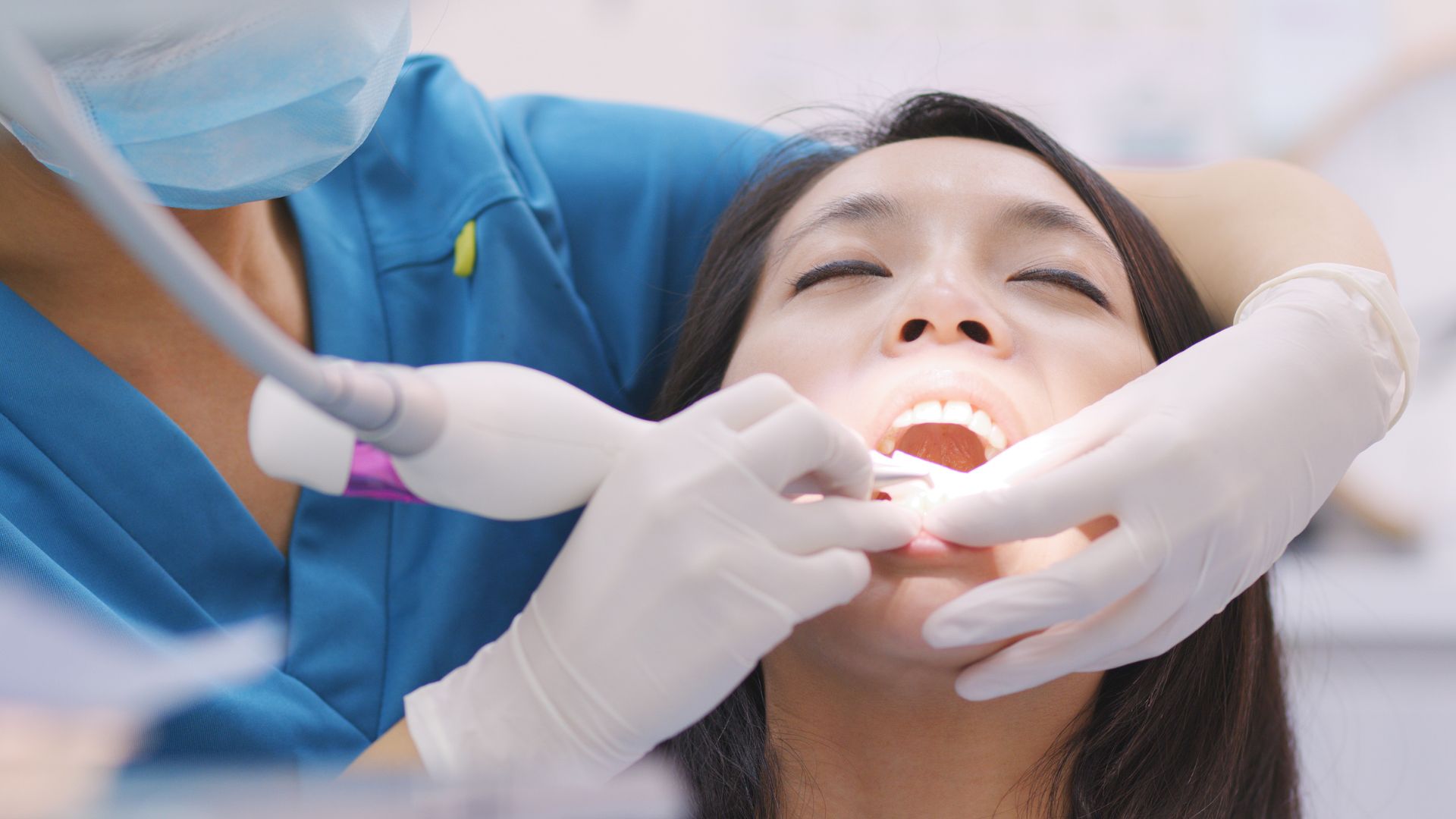 Việc cạo vôi răng định kỳ là cần thiết để duy trì sức khỏe răng nướu