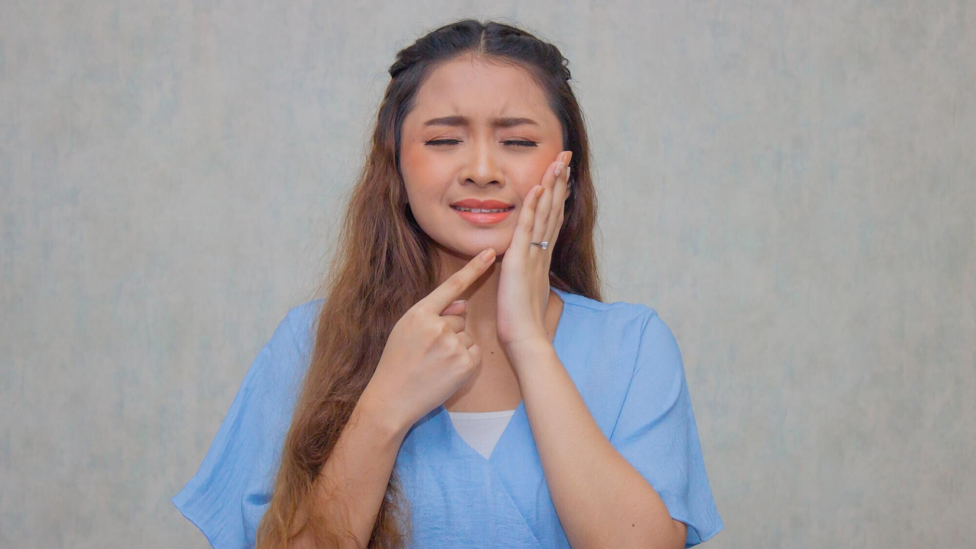 Sưng nướu răng trong cùng hàm dưới là tình trạng khá phổ biến, gây khó chịu, đau nhức