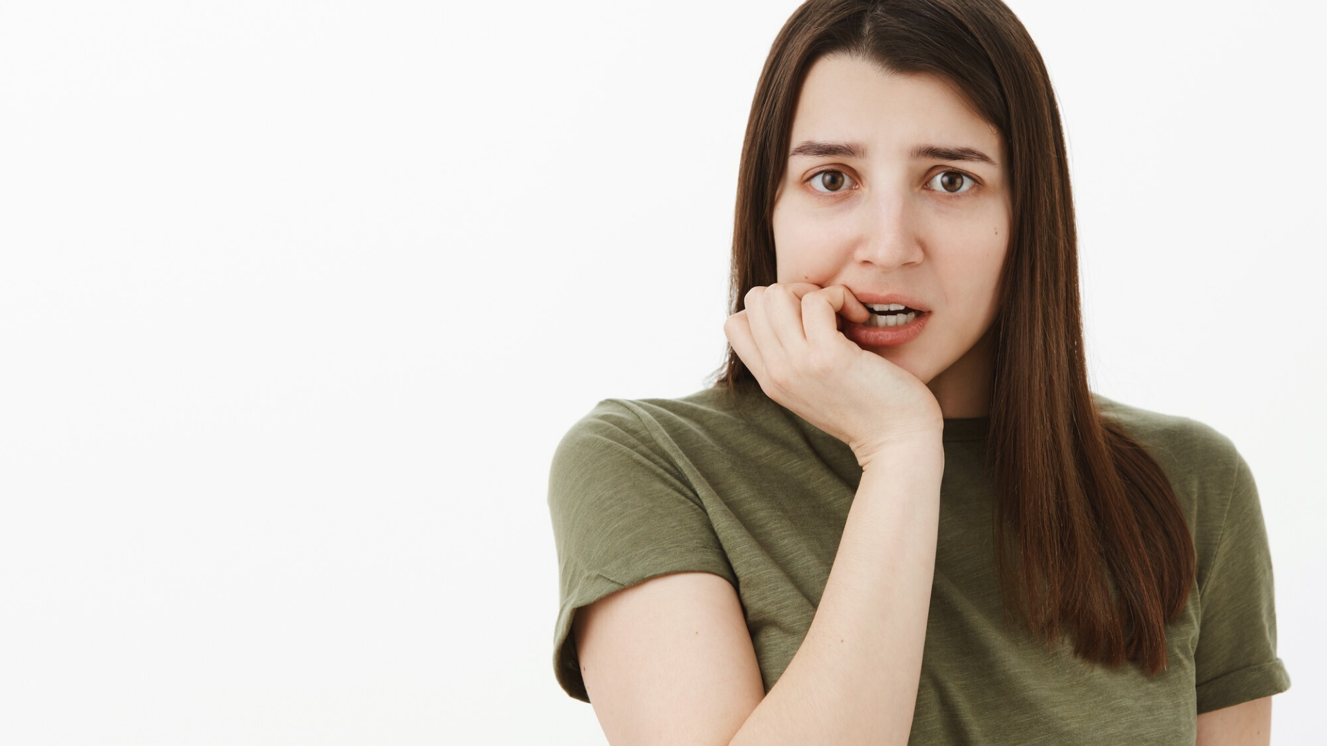 Sâu răng và viêm tủy răng trong cùng dẫn đến tình trạng sưng nướu ở vùng răng trong cùng của hàm dưới