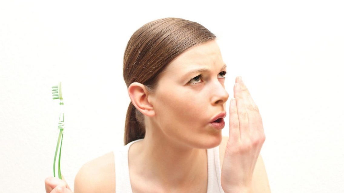 Vệ sinh răng miệng kém có thể gây sưng tuyến nước bọt
