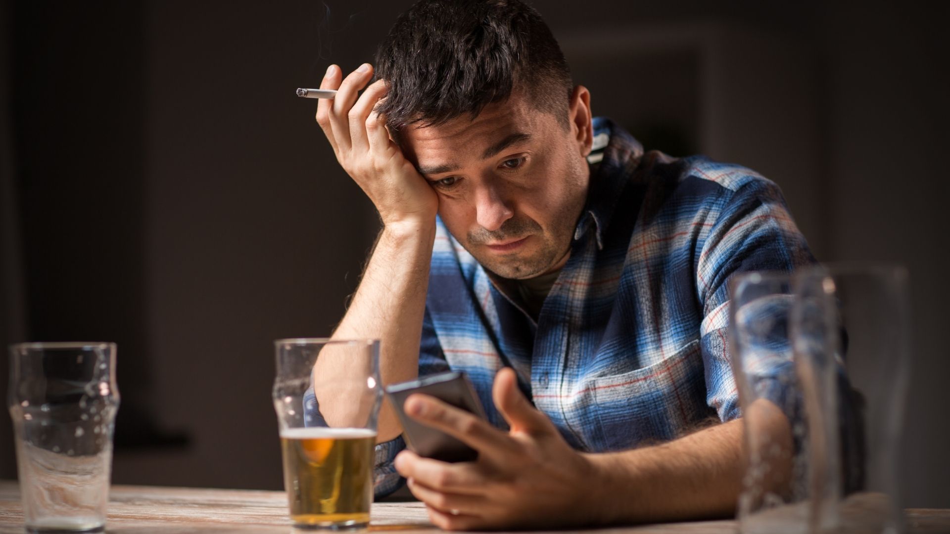 Thói quen sử dụng bia rượu thường xuyên có thể khiến trí nhớ bị suy giảm