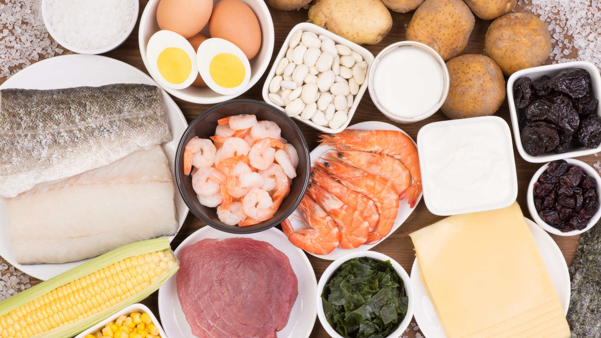 Người bị suy giáp nên bổ sung iod ở mức vừa phải thông qua các thực phẩm tự nhiên như cá biển, trứng, sữa, hoặc muối iod