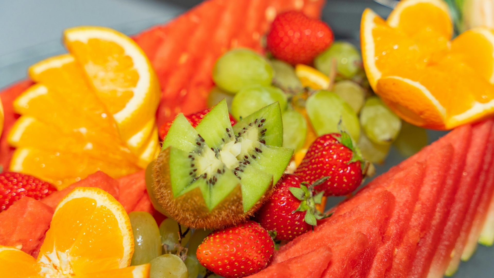 Bổ sung các loại trái cây mọng nước như dưa hấu, cam, dưa chuột sẽ giúp thanh lọc cơ thể và cải thiện chức năng tiêu hóa