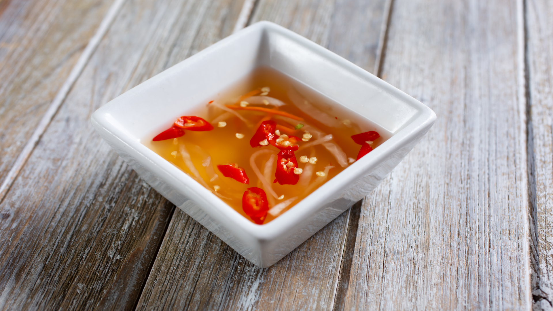 Rau muống luộc thường được ăn cùng nước mắm hoặc muối, nhưng người suy thận nên hạn chế thói quen này