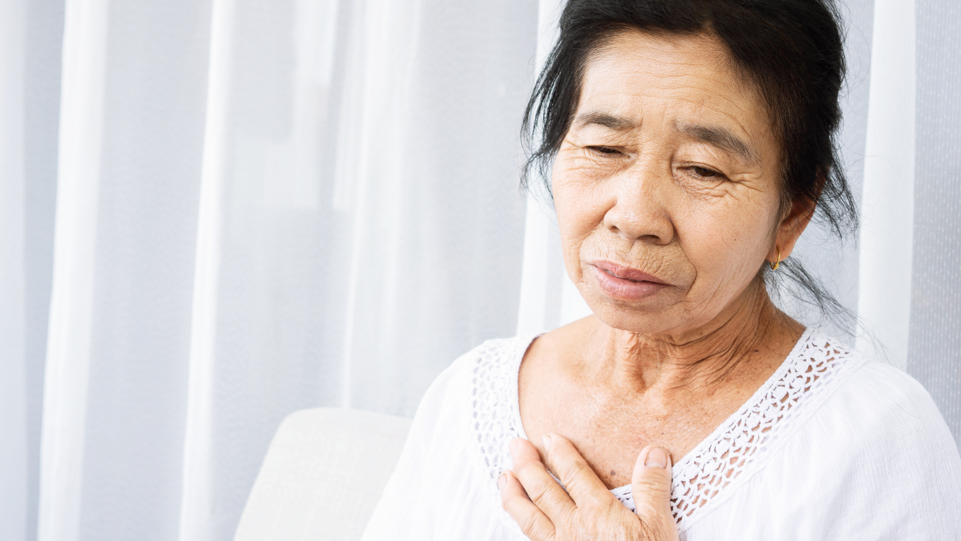 Khó thở khi gắng sức có thể là dấu hiệu thường gặp của suy tim