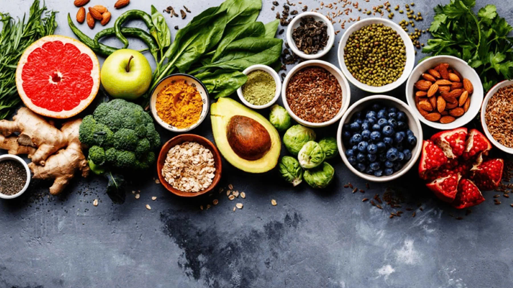 Ưu tiên rau xanh, trái cây, ngũ cốc nguyên hạt và protein nạc; tránh chất béo bão hòa