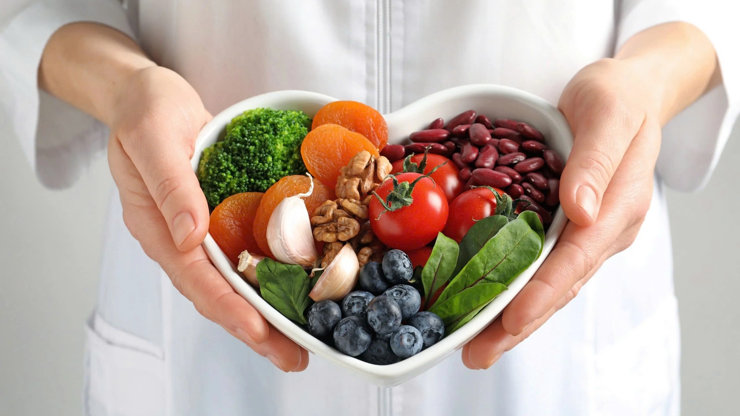 Chỉ tiêu thụ < 2g muối mỗi ngày, tránh thực phẩm chế biến sẵn, đồ hộp