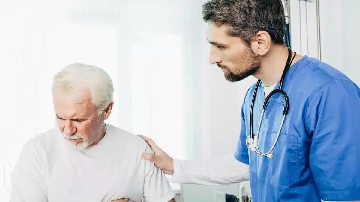 Dấu hiệu phổ biến nhất là khó thở