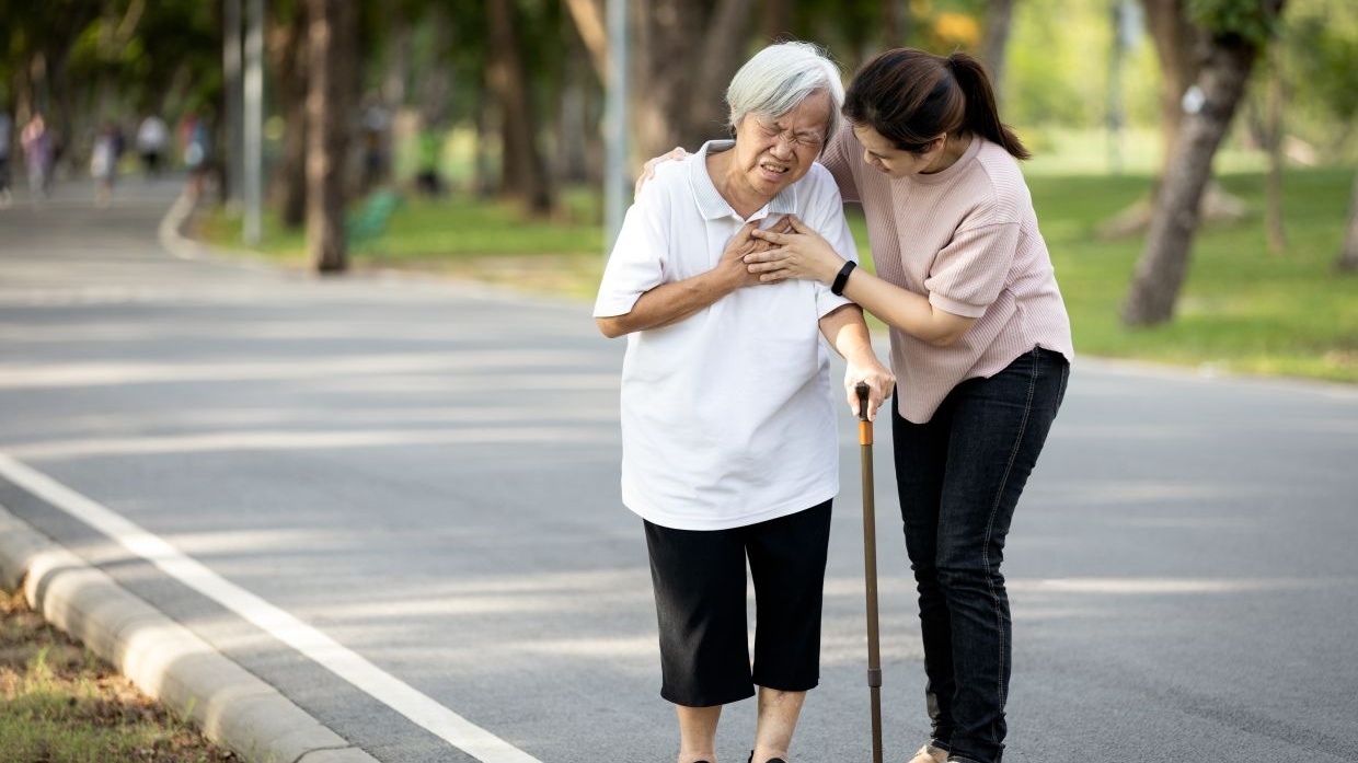 Khó thở khi vận động gắng sức hoặc thậm chí khi nghỉ ngơi ở giai đoạn nặng