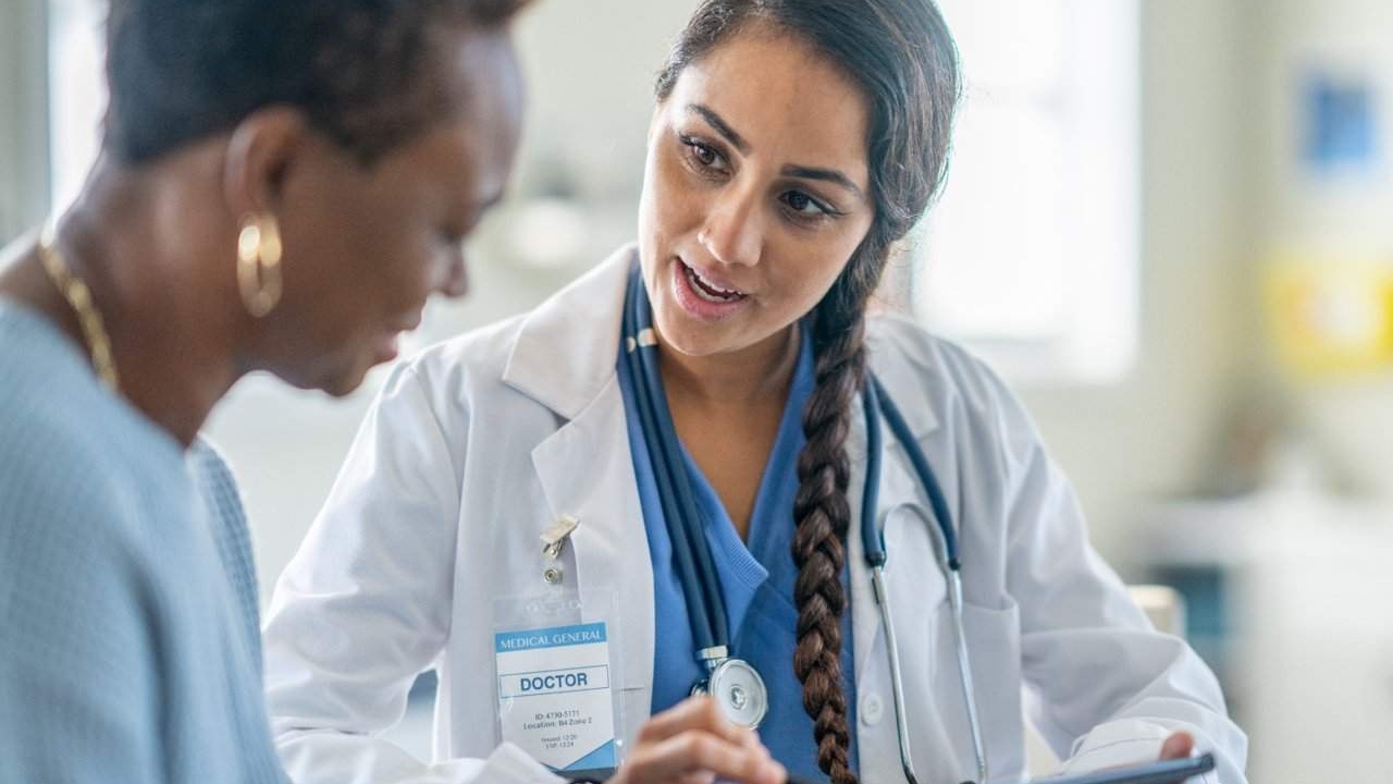 Bạn nên chủ động thăm khám nếu nhận thấy các dấu hiệu sớm như khó thở nhẹ